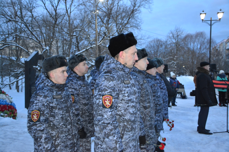 Росгвардейцы возложили цветы к мемориалу воинам, погибшим в годы Великой Отечественной войны