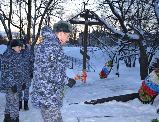 Росгвардейцы возложили цветы к мемориалу воинам, погибшим в годы Великой Отечественной войны