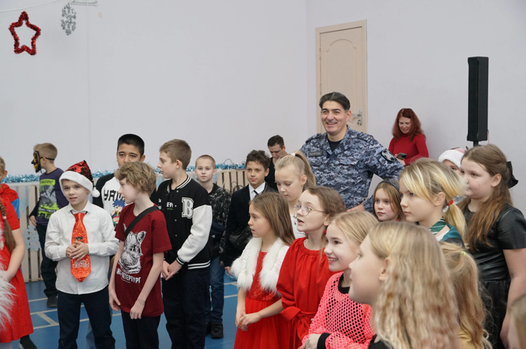 В Великом Новгороде прошли новогодние представления, в которых приняли участие дети росгвардейцев