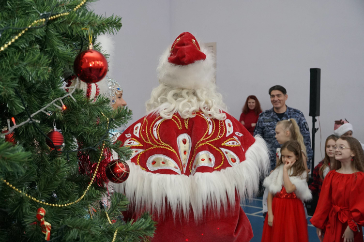 В Великом Новгороде прошли новогодние представления, в которых приняли участие дети росгвардейцев