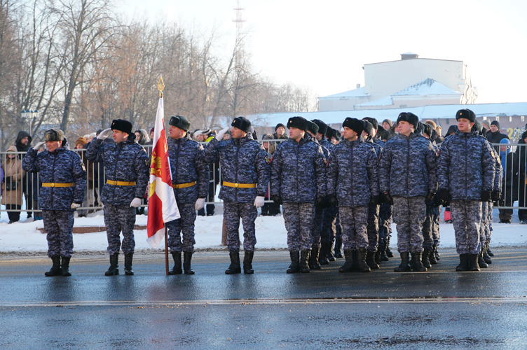 Боевая техника и новгородские росгвардейцы приняли участие в торжественном прохождении в ознаменование 80-той годовщины освобождения Новгорода от немецко-фашистских захватчиков