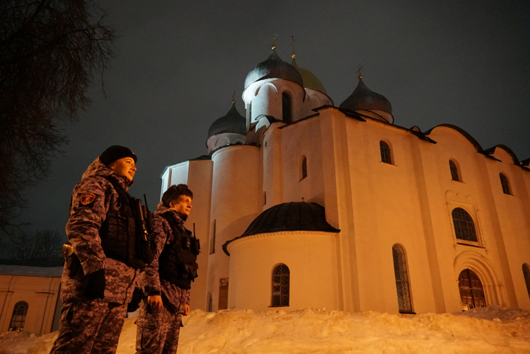 Около 100 новгородских росгвардейцев обеспечили правопорядок во время празднования Рождества Христова