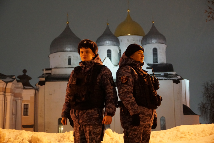 Около 100 новгородских росгвардейцев обеспечили правопорядок во время празднования Рождества Христова