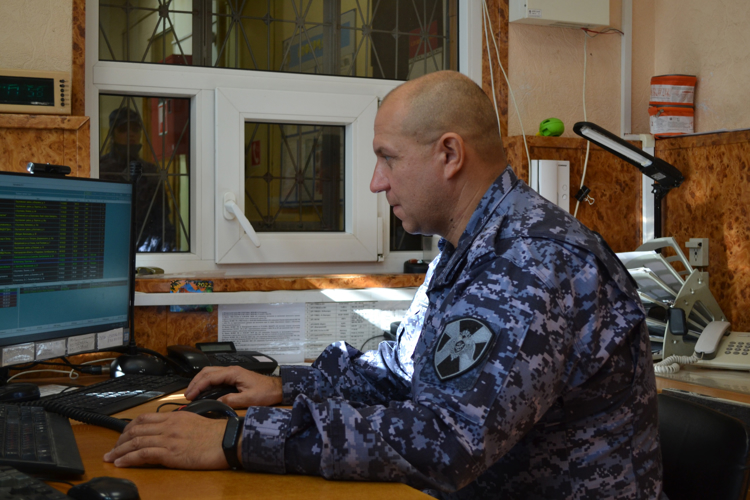 Новгородские росгвардейцы задержали мужчину, находившегося в федеральном розыске