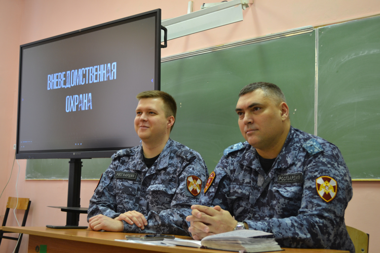 Новгородские росгвардейцы провели профессионально-ориентационную беседу среди учащихся колледжа 