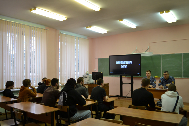 Новгородские росгвардейцы провели профессионально-ориентационную беседу среди учащихся колледжа 