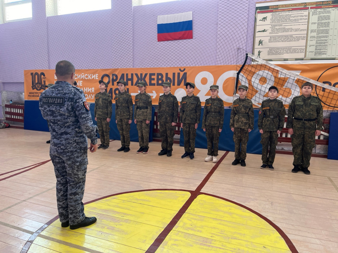 Новгородские росгвардейцы провели занятия для молодежи по строевой подготовке