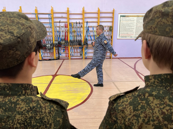 Новгородские росгвардейцы провели занятия для молодежи по строевой подготовке