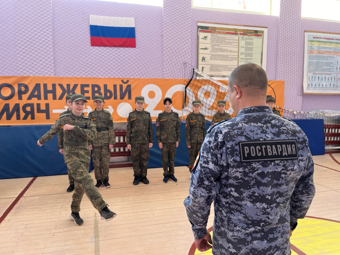 Новгородские росгвардейцы провели занятия для молодежи по строевой подготовке
