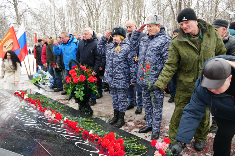 Новгородские росгвардейцы возложили цветы к памятнику воинам-интернационалистам