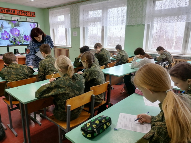 Новгородские росгвардейцы провели патриотическое занятие для подшефного класса
