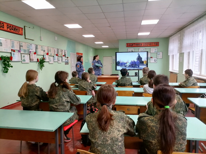 Новгородские росгвардейцы провели патриотическое занятие для подшефного класса