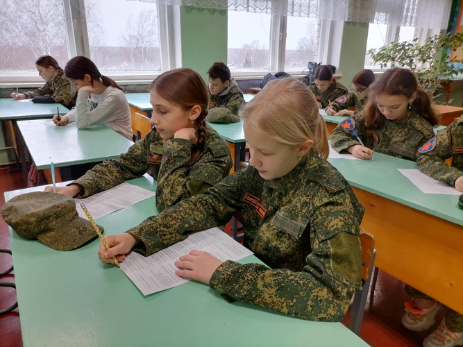 Новгородские росгвардейцы провели патриотическое занятие для подшефного класса