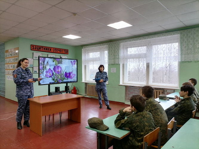 Новгородские росгвардейцы провели патриотическое занятие для подшефного класса