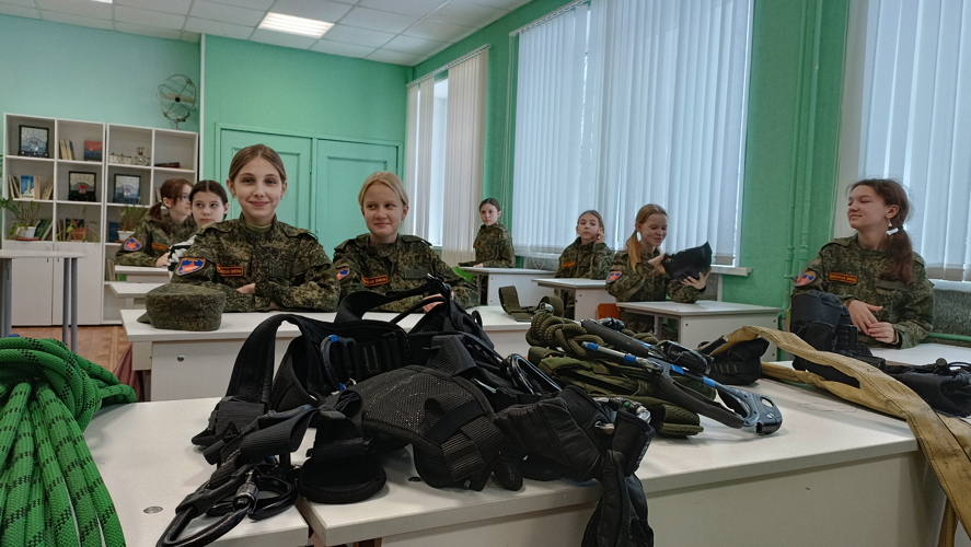 Новгородские росгвардейцы провели специальное занятие по высотной подготовке для школьников 