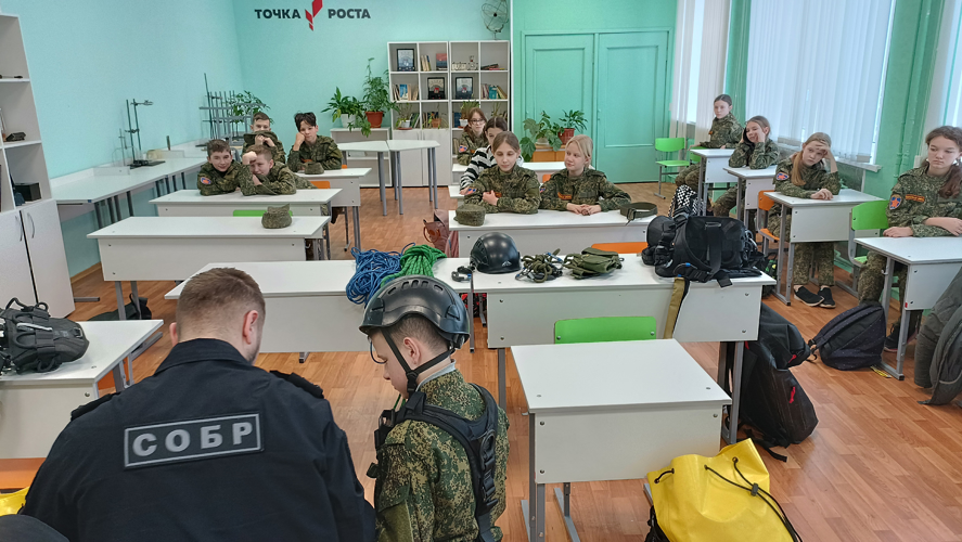 Новгородские росгвардейцы провели специальное занятие по высотной подготовке для школьников 