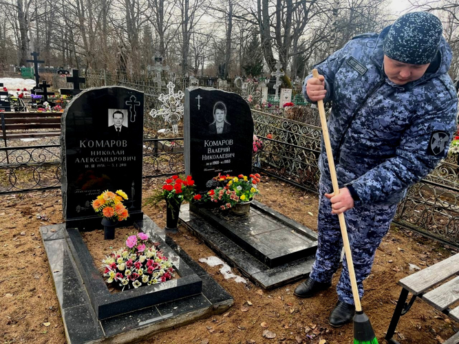 Новгородские росгвардейцы привели в порядок место захоронения погибшего товарища