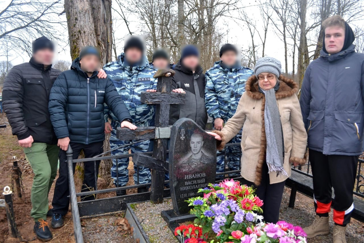 Сотрудники новгородского ОМОНа Росгвардии почтили память погибшего товарища