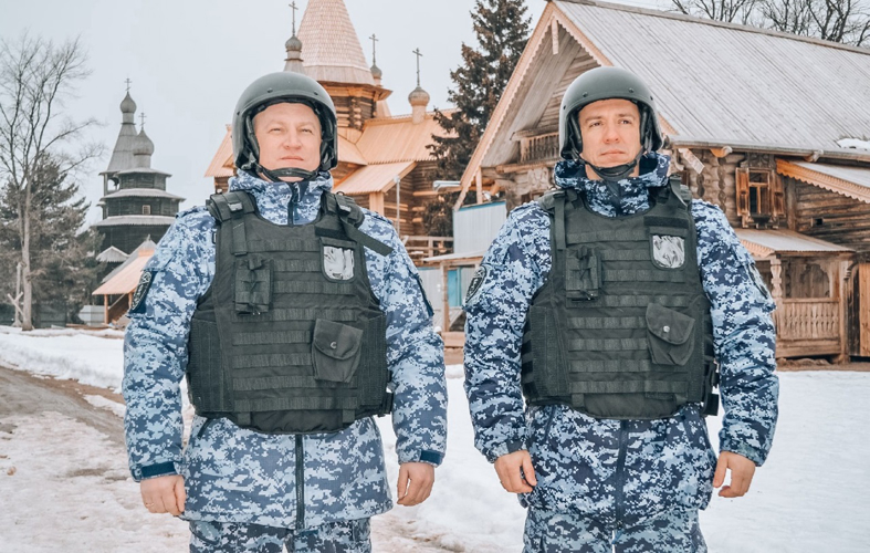 Новгородские росгвардейцы   помогли  пожилой  женщине