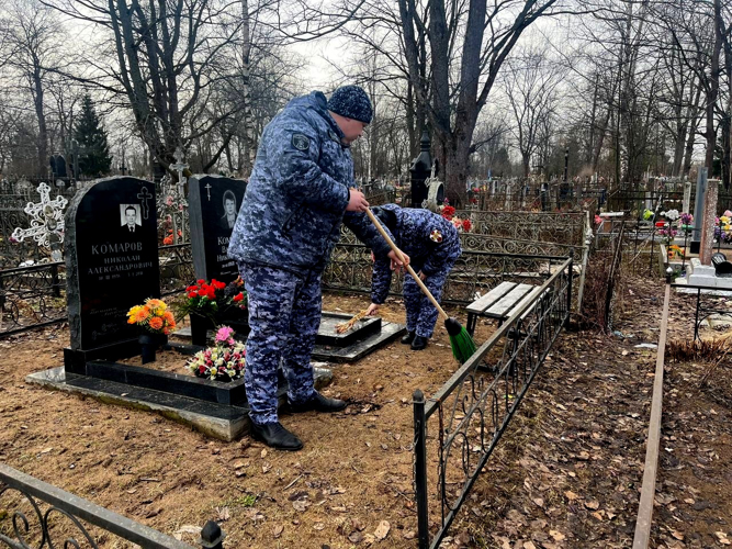 Новгородские росгвардейцы привели в порядок место захоронения погибшего товарища