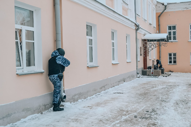 Новгородские росгвардейцы отработали действия по сигналу «тревога»