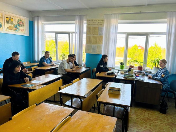 Новгородские росгвардейцы провели профилактические занятия в образовательных учреждениях