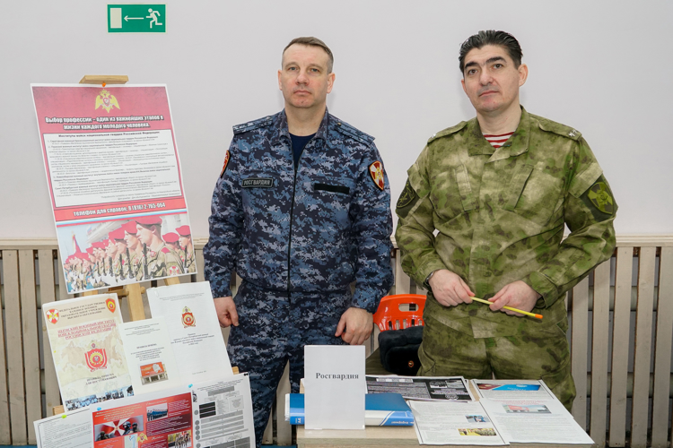 Новгородские росгвардейцы рассказали о приёме на службу в профориентационном квесте «Слет вакансий 2024»