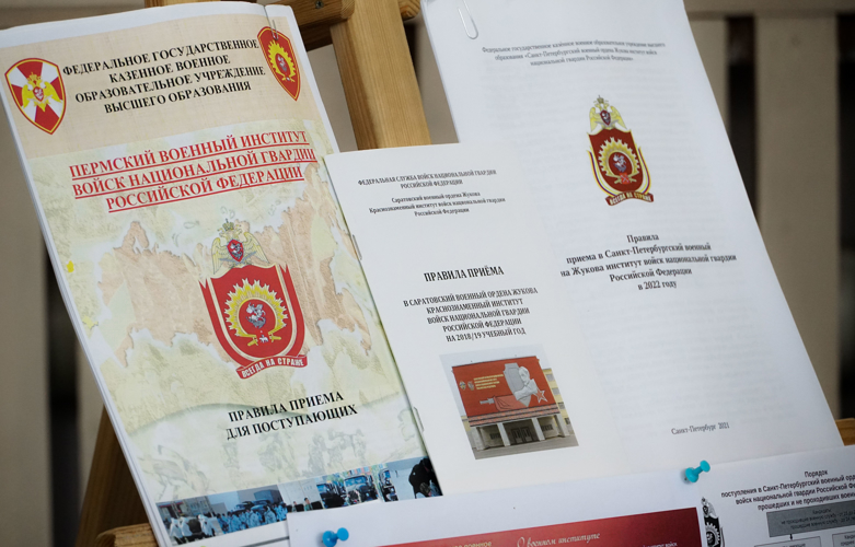 Новгородские росгвардейцы рассказали о приёме на службу в профориентационном квесте «Слет вакансий 2024»