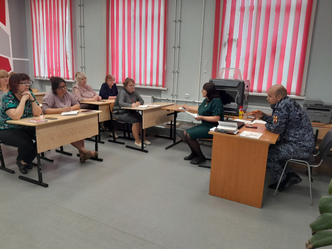 Новгородские росгвардейцы провели учебное занятие для персонала школы