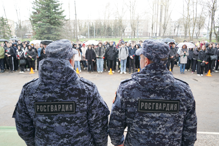 Новгородские росгвардейцы почтили память Сергея Кононова, героически погибшего при исполнении служебно-боевых задач