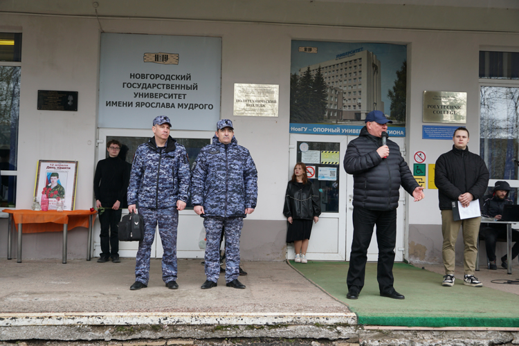 Новгородские росгвардейцы почтили память Сергея Кононова, героически погибшего при исполнении служебно-боевых задач