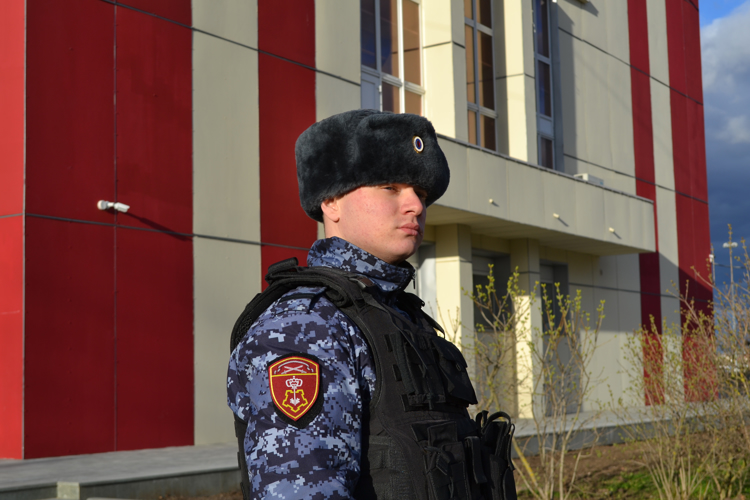 Новгородские росгвардейцы обеспечили безопасность во время проведения музыкального концерта Стаса Пьехи