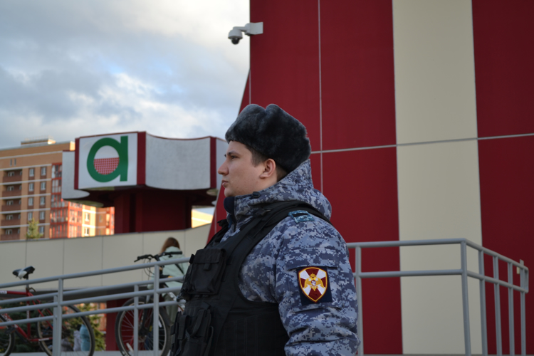 Новгородские росгвардейцы обеспечили безопасность во время проведения музыкального концерта Стаса Пьехи