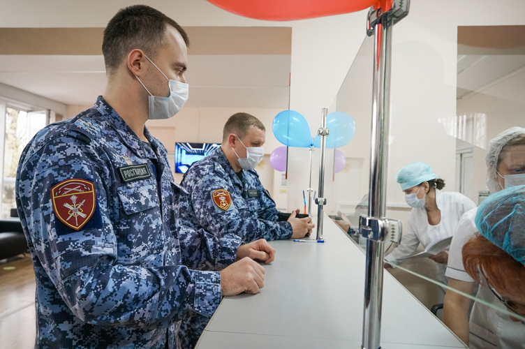 В Великом Новгороде росгвардейцы сдали более 10 литров донорской крови