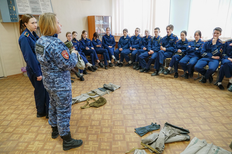 Новгородские росгвардейцы провели мероприятие для допризывной молодежи