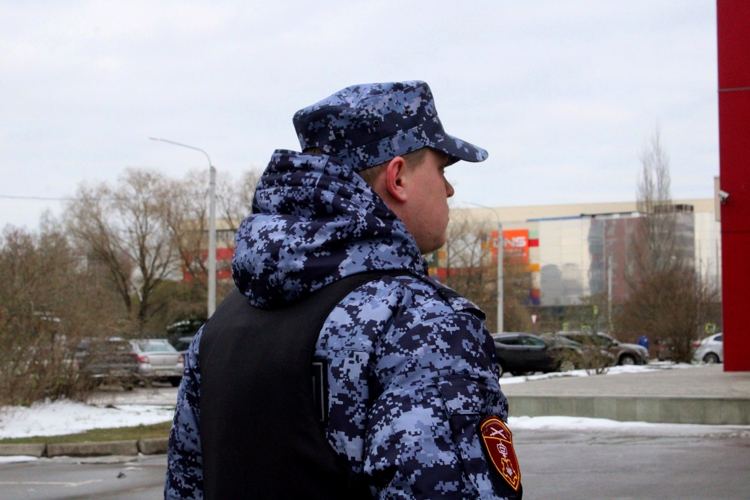 Новгородские росгвардейцы обеспечили безопасность во время проведения концерта