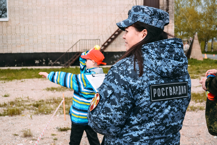 Новгородские росгвардейцы провели соревнования для детей в рамках детско-юношеской военно-спортивной игры «Зарничка»
