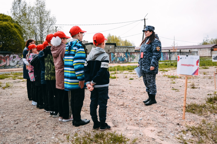 Новгородские росгвардейцы провели соревнования для детей в рамках детско-юношеской военно-спортивной игры «Зарничка»