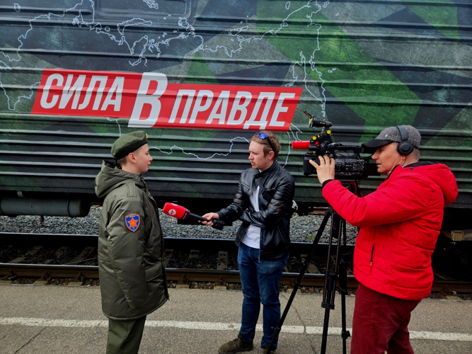 Новгородские росгвардейцы и ученики подшефного класса стали участниками мероприятия ко Дню Победы и посетили тематический поезд «Сила в правде»
