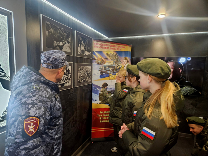 Новгородские росгвардейцы  и ученики подшефного класса  стали  участниками мероприятия ко Дню Победы и посетили тематический поезд «Сила в правде»