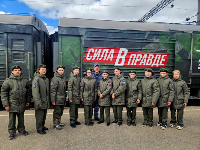 Новгородские росгвардейцы  и ученики подшефного класса  стали  участниками мероприятия ко Дню Победы и посетили тематический поезд «Сила в правде»
