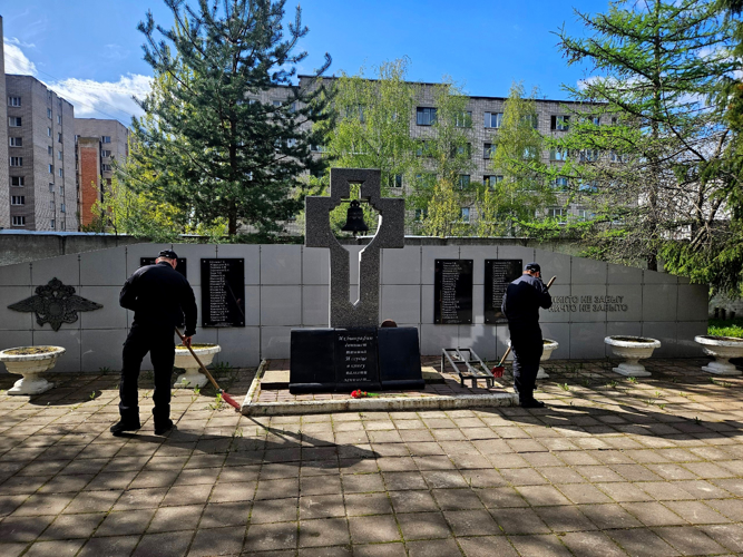Новгородские росгвардейцы привели в порядок  территорию  вокруг  мемориала, посвященного  погибшим  сотрудникам правопорядка