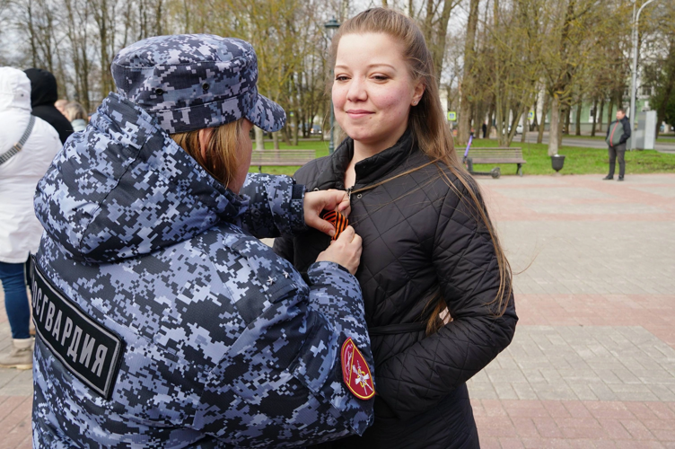Новгородские росгвардейцы вручили более 50 «Георгиевских лент» жителям региона
