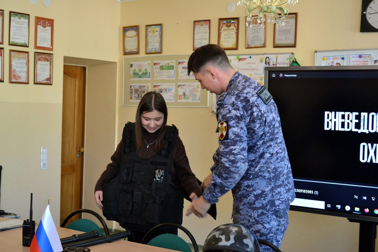 Новгородские росгвардейцы проводят профессионально-ориентационные беседы в регионе