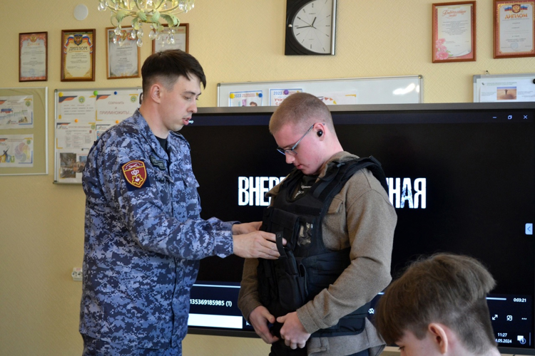 Новгородские росгвардейцы проводят профессионально-ориентационные беседы в регионе 