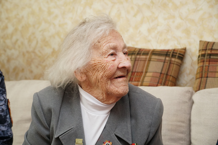 НОВГОРОДСКИЕ РОСГВАРДЕЙЦЫ НАВЕСТИЛИ 101-ЛЕТНЕГО  ВЕТЕРАНА ВЕЛИКОЙ ОТЕЧЕСТВЕННОЙ ВОЙНЫ