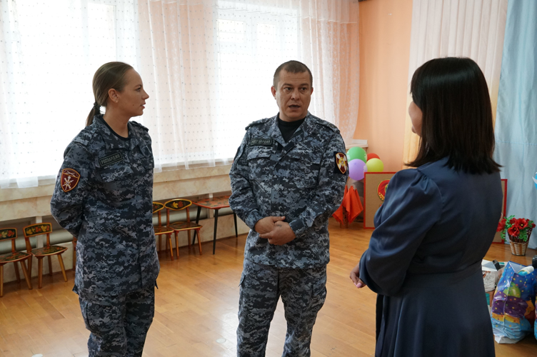 Росгвардейцы подарили подарки воспитанникам Новгородского детского дома