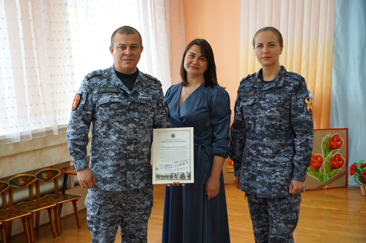 Росгвардейцы  подарили подарки  воспитанникам  Новгородского   детского дома