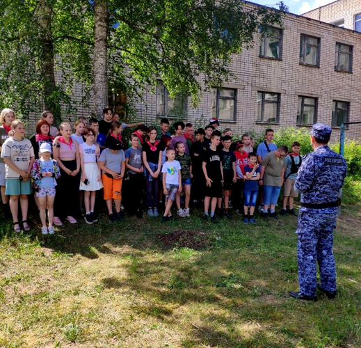 Новгородские росгвардейцы провели для детей из пришкольного лагеря познавательный урок