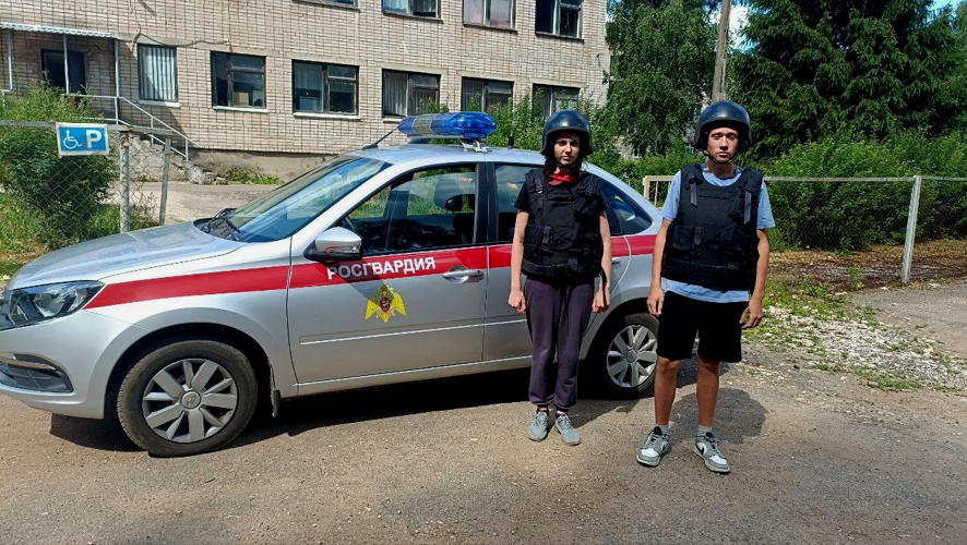 Новгородские росгвардейцы провели  для детей из пришкольного лагеря  познавательный урок